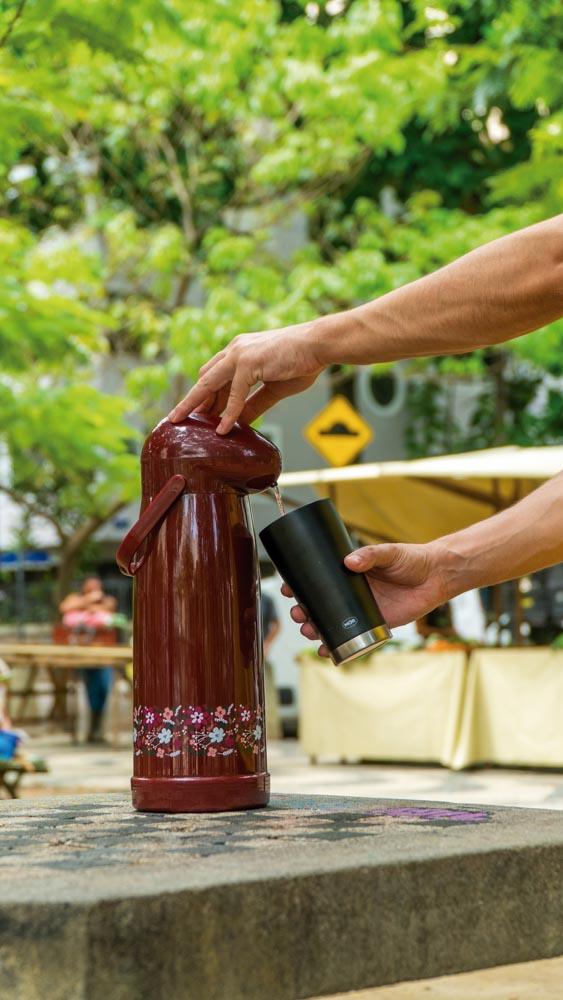 Última imagem em  miniatura do produto Garrafa Térmica Mor Nobile Estampada 1,9 Litros Rubi