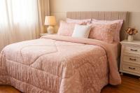Imagem ilustrativa sobre o produto Edredom Casal Seven Comfort Plush Brisas Rosa